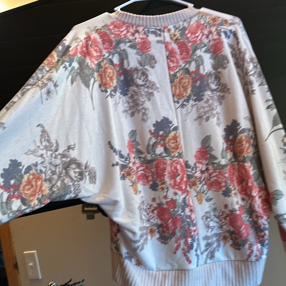 NWOT really pretty flower cream colored sweater - Picture 5 of 5